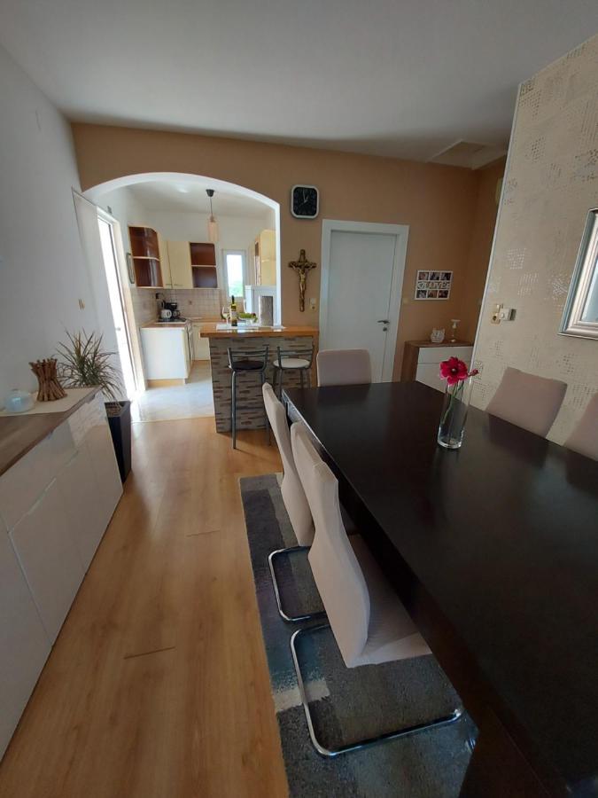 Apartman Larisa Apartment Kampor ภายนอก รูปภาพ
